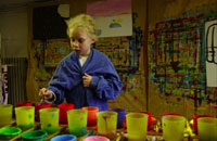 Enfant pendant un atelier peinture