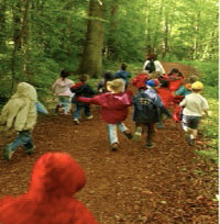 Enfants courant dans le parc